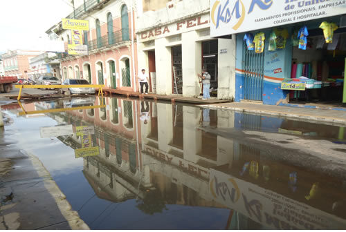 Lojas no centro comercial são inundas pelas águas do rio Tapajós